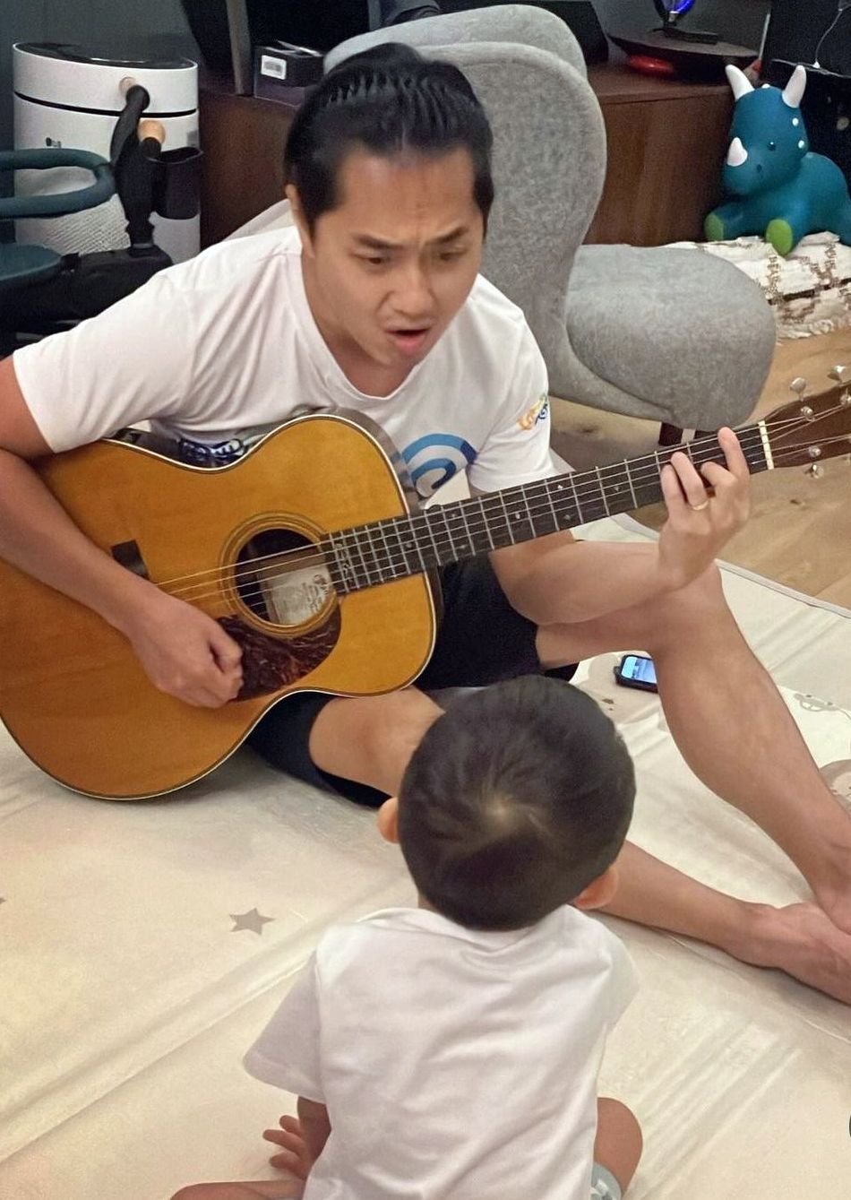 郑俊弘为儿子Asher做音乐治疗。