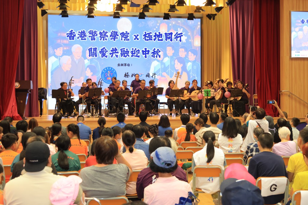 香港復康力量中樂團由傷殘及健全團員攜手演出， 以悠揚中樂展現傷健同行、彼此配合的共融精神，贏得現場熱烈掌聲。