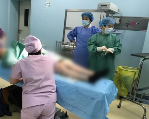 產婦嬰兒臍帶脫垂，接生護士跪地托舉11分鐘。網圖