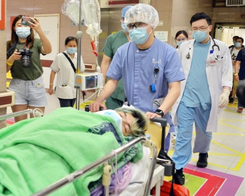 男工人正在医院接受治理。