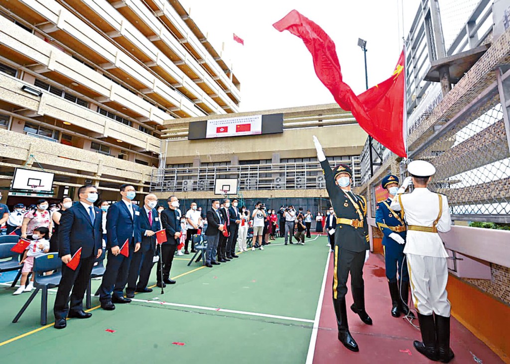 ■解放军驻港部队三军仪仗队，昨在北角培侨中学举行升旗礼，教育局局长杨润雄亦有出席。