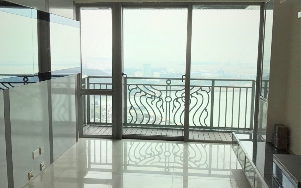 兩廳呈長形，設落地玻璃趟門，室內更見空間感。