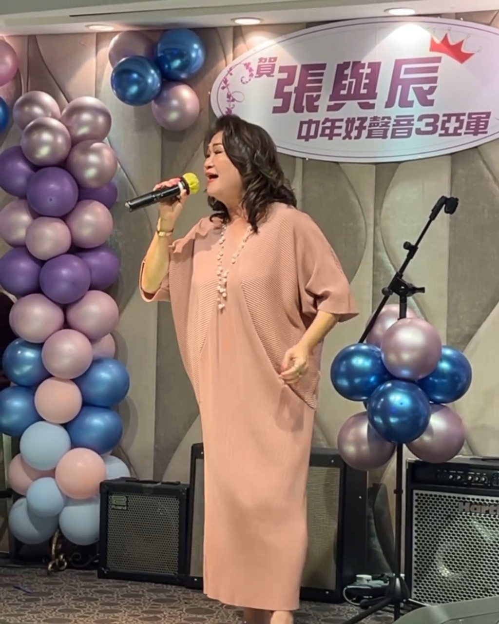 張與辰媽媽功架十足。 張與辰媽媽功架十足。