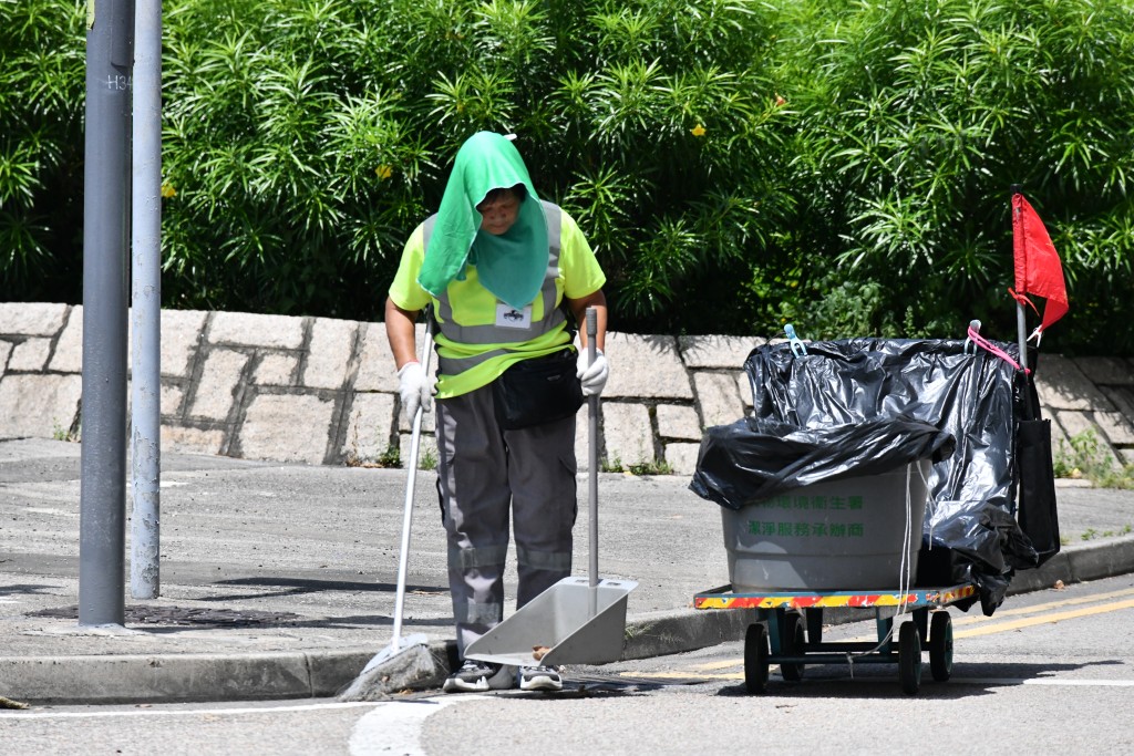 清洁工人在酷热天气下工作。资料图片