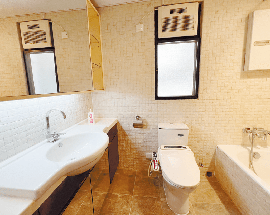 浴室採以簡潔白調，設計清新舒適。