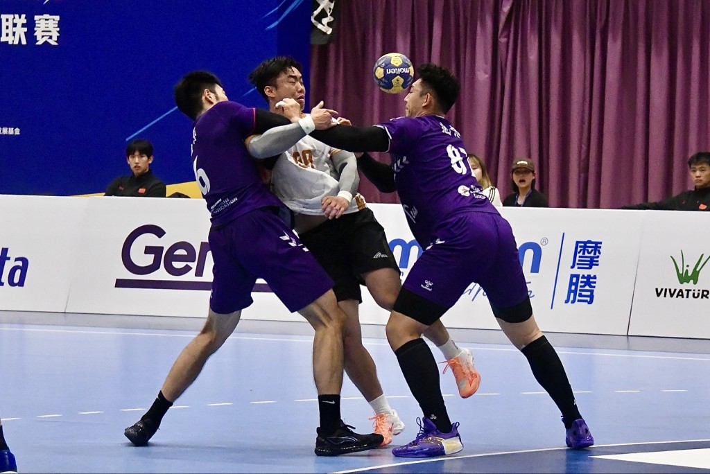 连润滔遭包夹后传球。杨骏尧摄