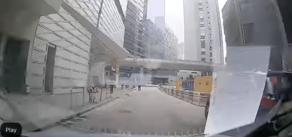 CAM主的汽車駛過私家車。