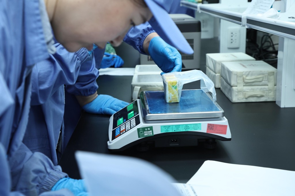 科研人員檢查神舟十九帶回的科學實驗樣品。 科研人員檢查神舟十九帶回的科學實驗樣品。