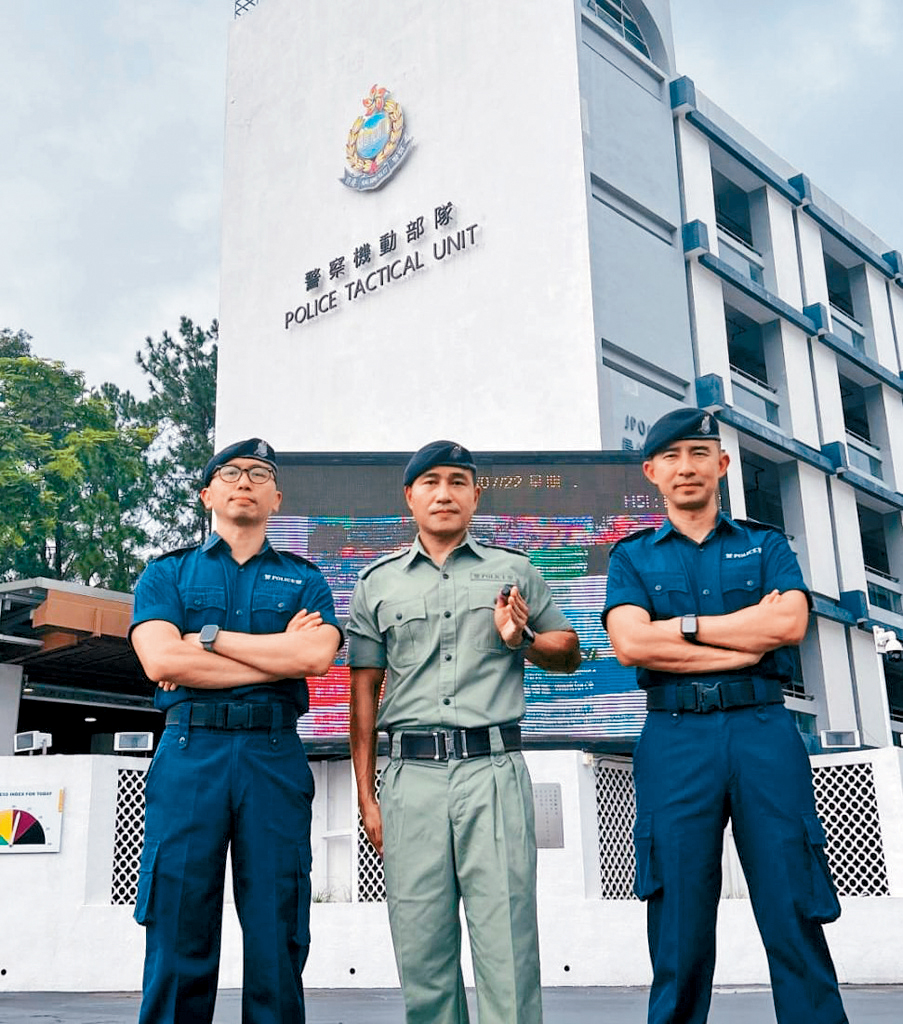 警長陳浩賢、張嘉豪和朱俊龍(左至右)向加入警察機動部隊的警務人員提供防暴、反罪惡巡邏等演練,並積極透過發展智慧警政提升訓練及執勤效率。