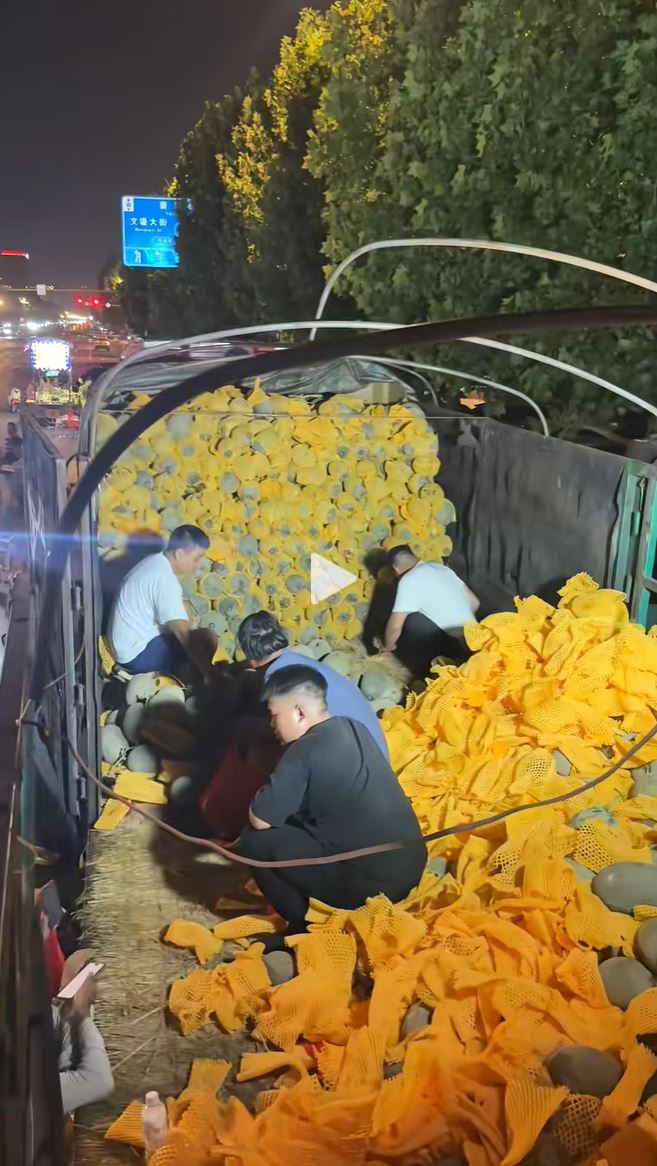 河北有父母只顧在水果檔買哈密瓜，卻把年幼女兒遺下。