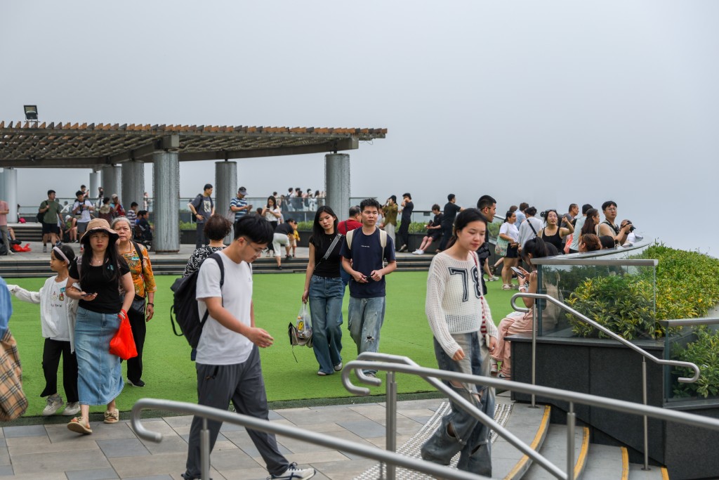 未來或將加密巴士班次疏導上山頂人流。資料圖片 未來或將加密巴士班次疏導上山頂人流。資料圖片