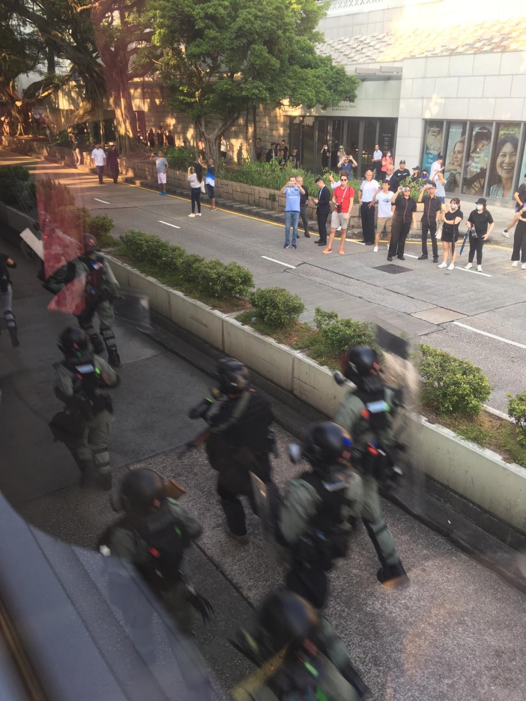 防暴警察驅散示威者。
