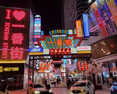 广州佛山近日出现了一条跟日本涩谷六丁目一番街超像的「中国版一番街」。(Twitter图片)