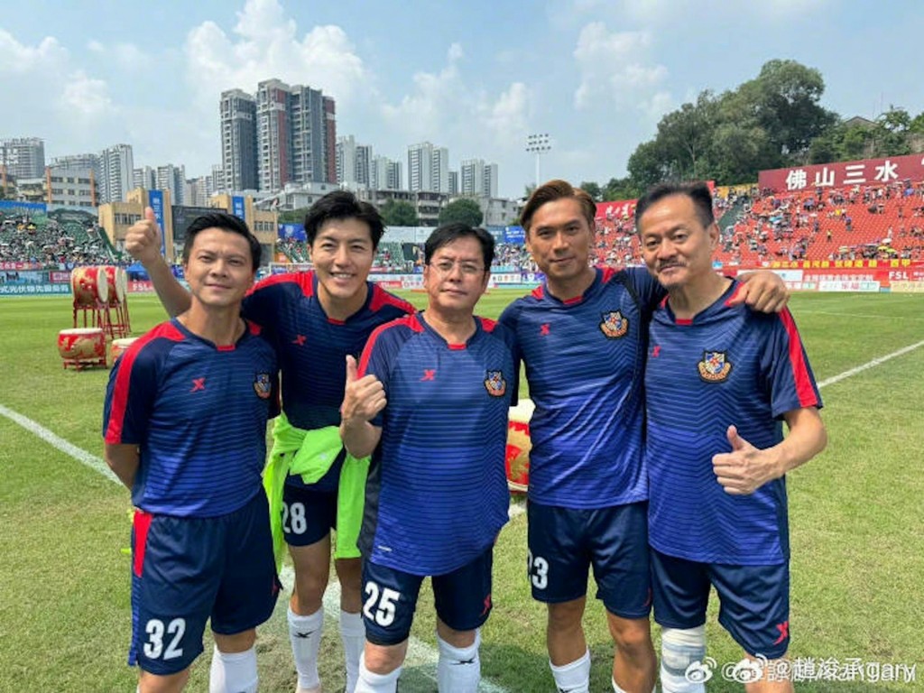 對於《東周刊》爆出他獲譚詠麟在背後發功成內定冠軍，趙浚承表示覺得沒有，但承認兩人在踢波時有見面。