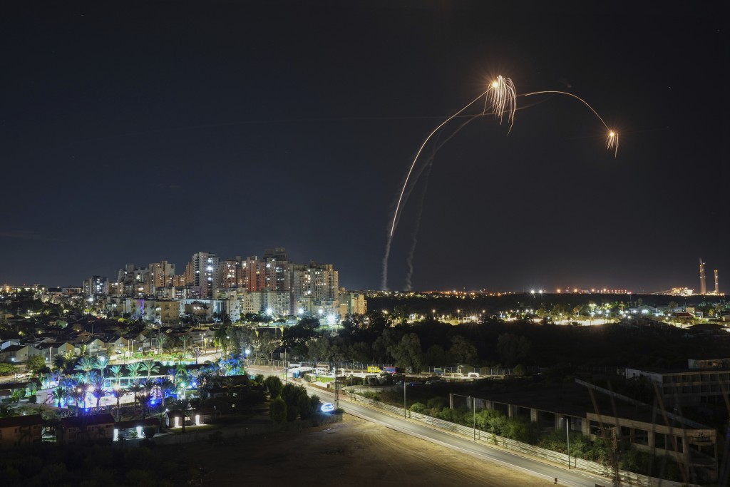以色列鐵穹防空系統在以色列阿什凱隆發射火箭彈，攔截從加薩地帶發射的火箭。 AP