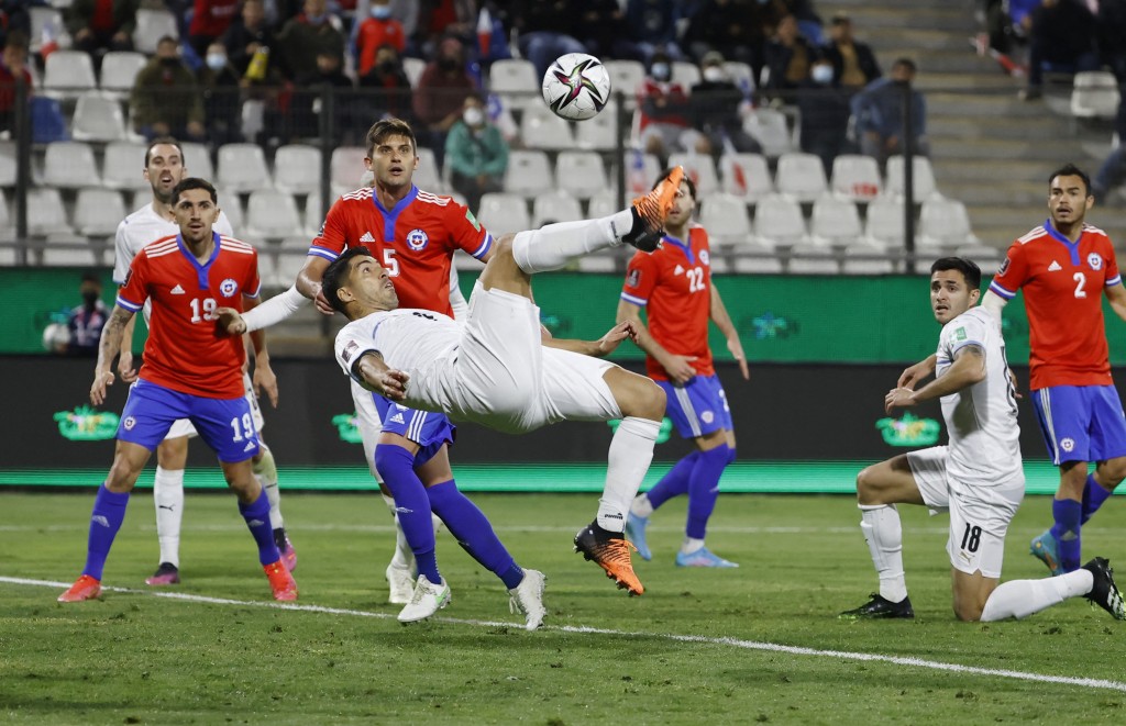 苏斯亚雷斯在乌拉圭2:0战胜智利一仗倒挂破破，收录个人本届第八球，历来累积廿九球成世杯南美洲区外围赛史上士哥最多球员。网上图片