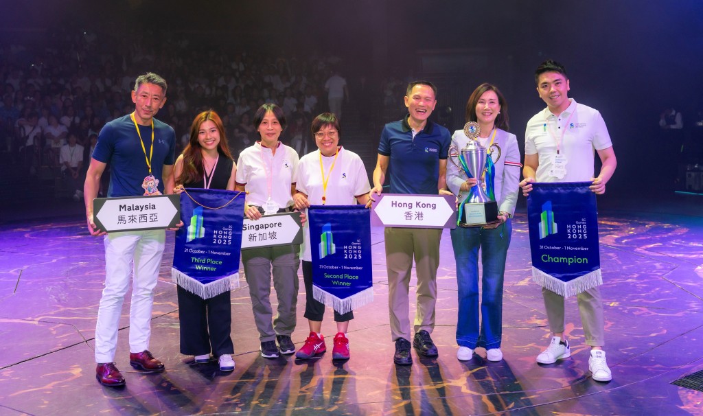 渣打香港兼大中華及北亞區行政總裁禤惠儀(右二)於迪士尼樂園出席運動會頒奬禮。 渣打香港兼大中華及北亞區行政總裁禤惠儀(右二)於迪士尼樂園出席運動會頒奬禮。