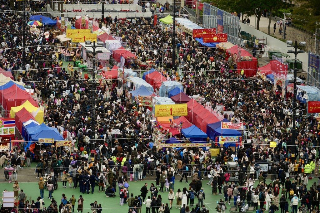 不少市民到全港最大的年宵市场维园办年货。刘骏轩摄