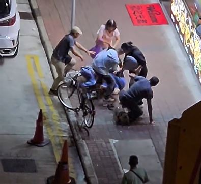 深灰衫男（圖右）首先企返起身。fb 車cam L（香港群組）