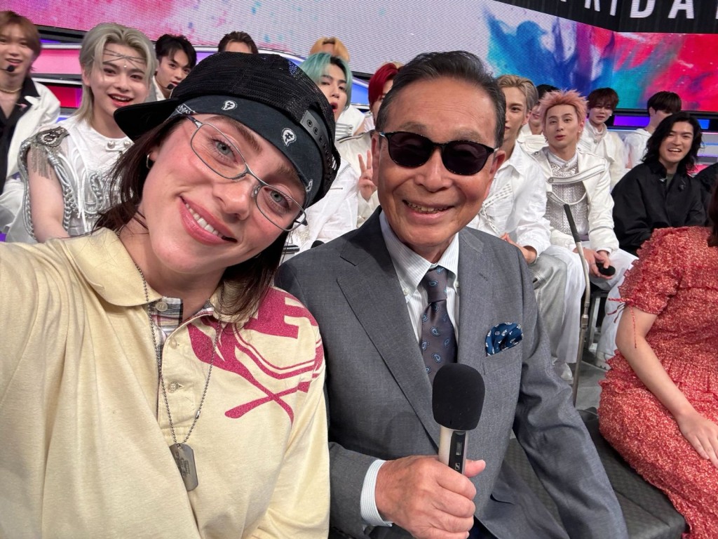 去年,Billie Eilish都有上《Music Station》,並與塔摩利自拍。 去年,Billie Eilish都有上《Music Station》,並與塔摩利自拍。