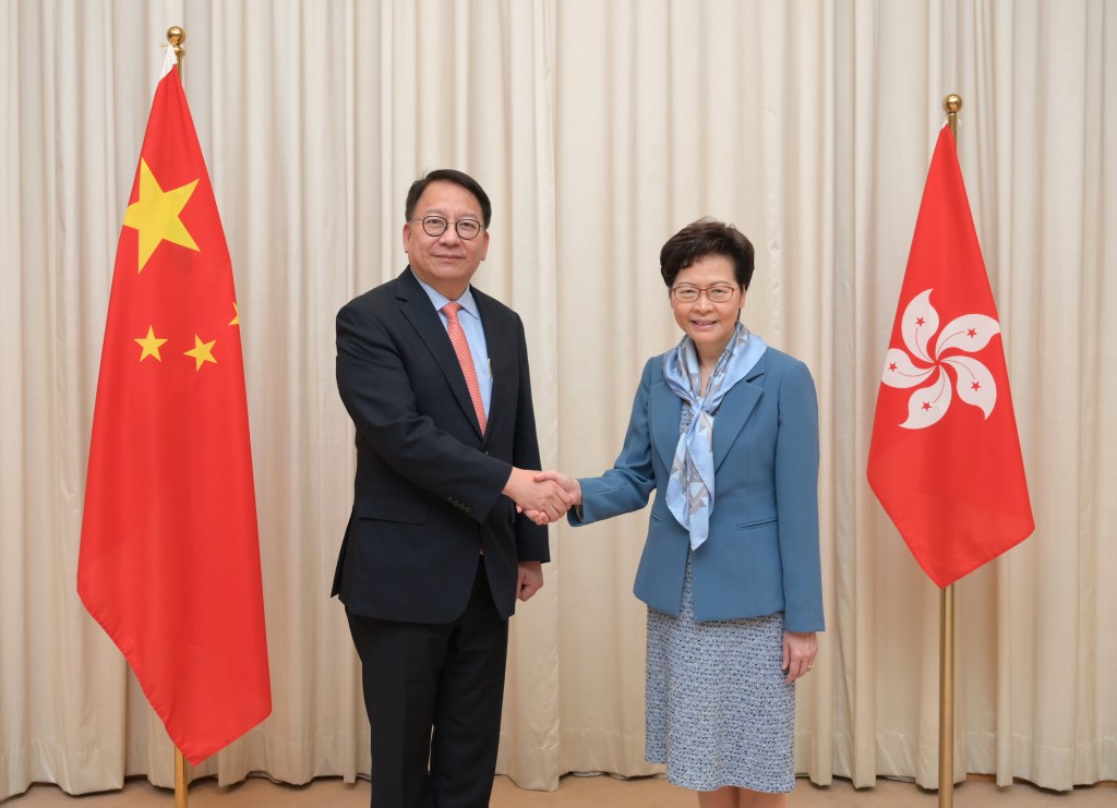 特首林鄭月娥（右）