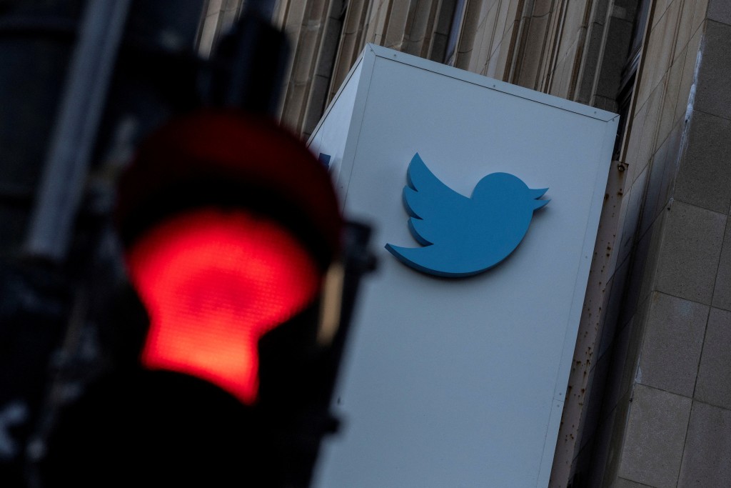 据报Twitter再裁员至少200人，相当于1/10人力。路透