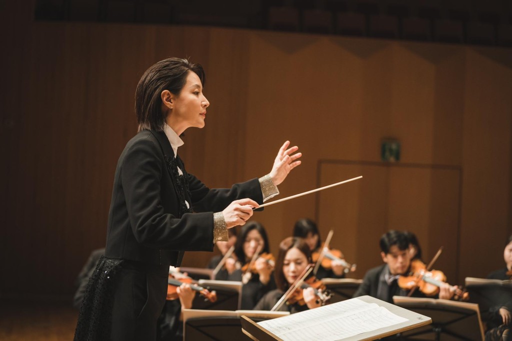 李英爱饰演享誉全球的古典音乐界新星指挥家。