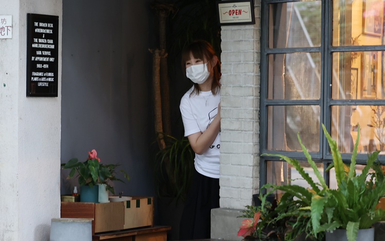 發現記者拍攝，王菀之走出門口向記者打招呼。