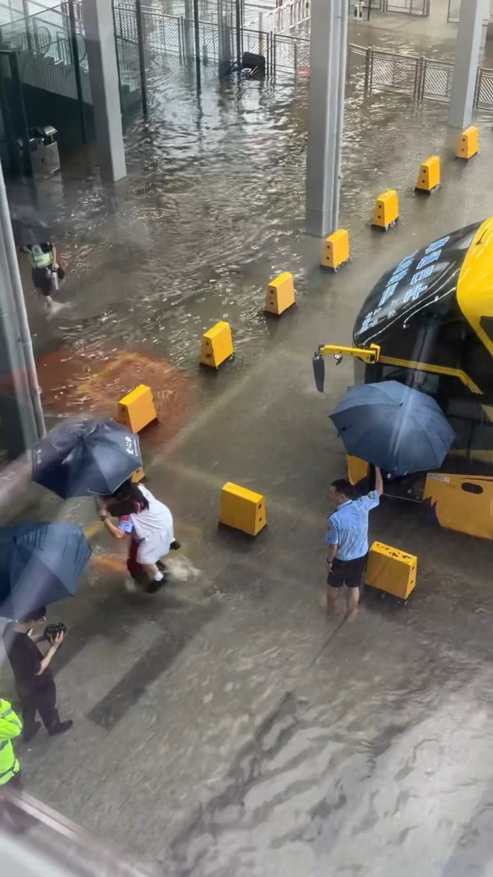 2名邊檢人員輪流背起跨境女學生落車到入境大廳過關回家。小紅書片段 2名邊檢人員輪流背起跨境女學生落車到入境大廳過關回家。小紅書片段