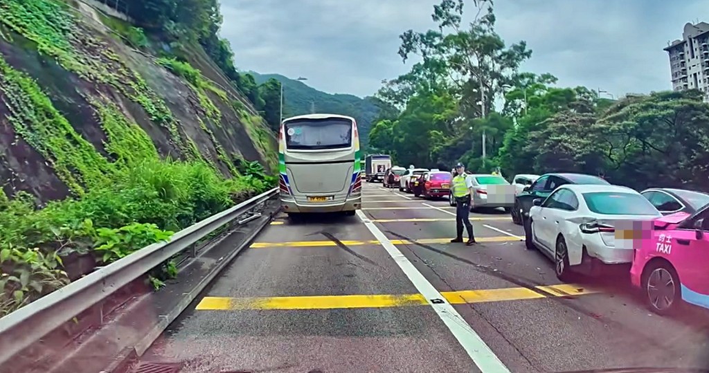 獅子山隧道公路2宗意外涉10車相撞。fb車cam L(香港群組)影片截圖 獅子山隧道公路2宗意外涉10車相撞。fb車cam L(香港群組)影片截圖