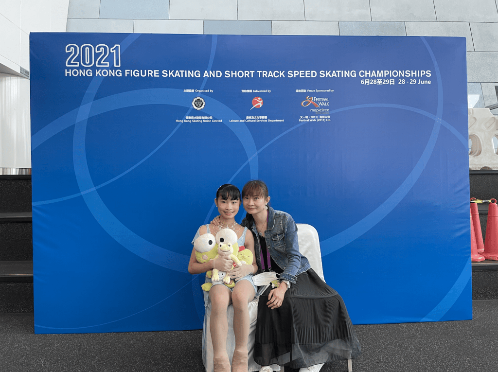 當提及媽媽在場邊為其仔細拍攝練習影片作紀錄時，陳紫澄相當開心。