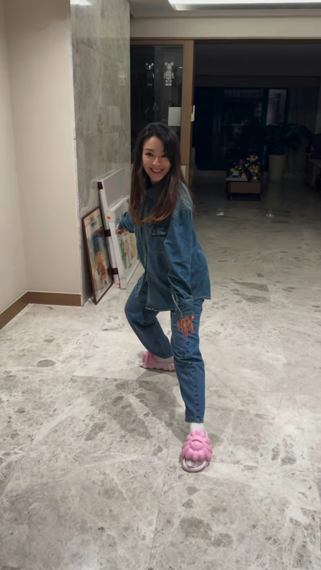王灝兒豪宅巨廳深不見底。 王灝兒豪宅巨廳深不見底。