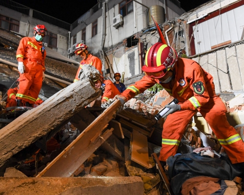 苏州四季开源酒店倒塌事故，增至8死9人仍失踪。新华社图片