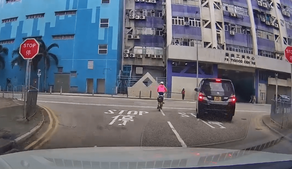 骑单车女子望错方向直出。（图片来源fb 马路的事讨论区）