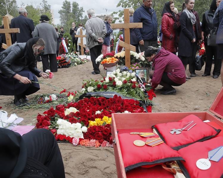 市民向死者排队献花悼念。AP 