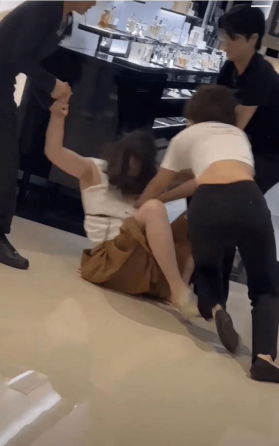 合肥Chanel女sales與女客互毆。
