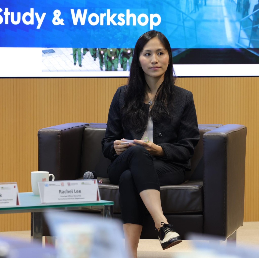 懲教署高級懲教主任(保安)李康瑜在交流環節與專家團隊分享。