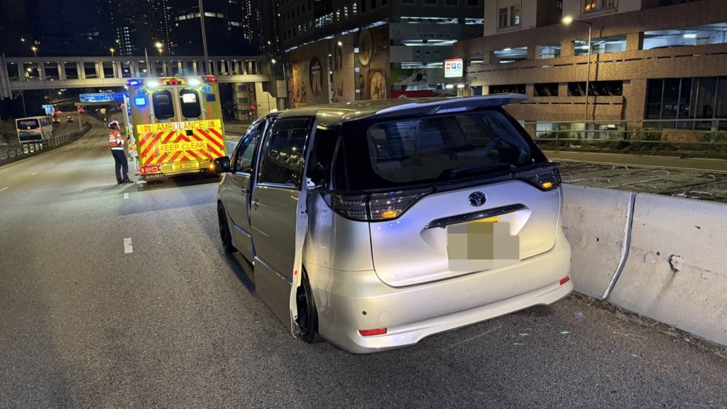 意外涉及兩輛七人車及一輛私家車。黎志偉攝 意外涉及兩輛七人車及一輛私家車。黎志偉攝