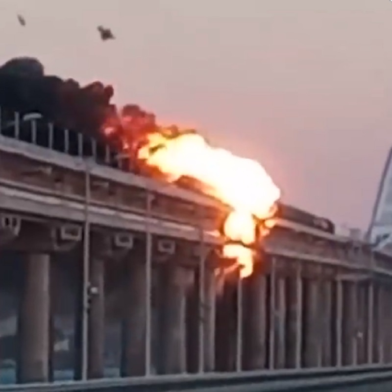 克里米亚大桥一列火车冒出火球。网上截图