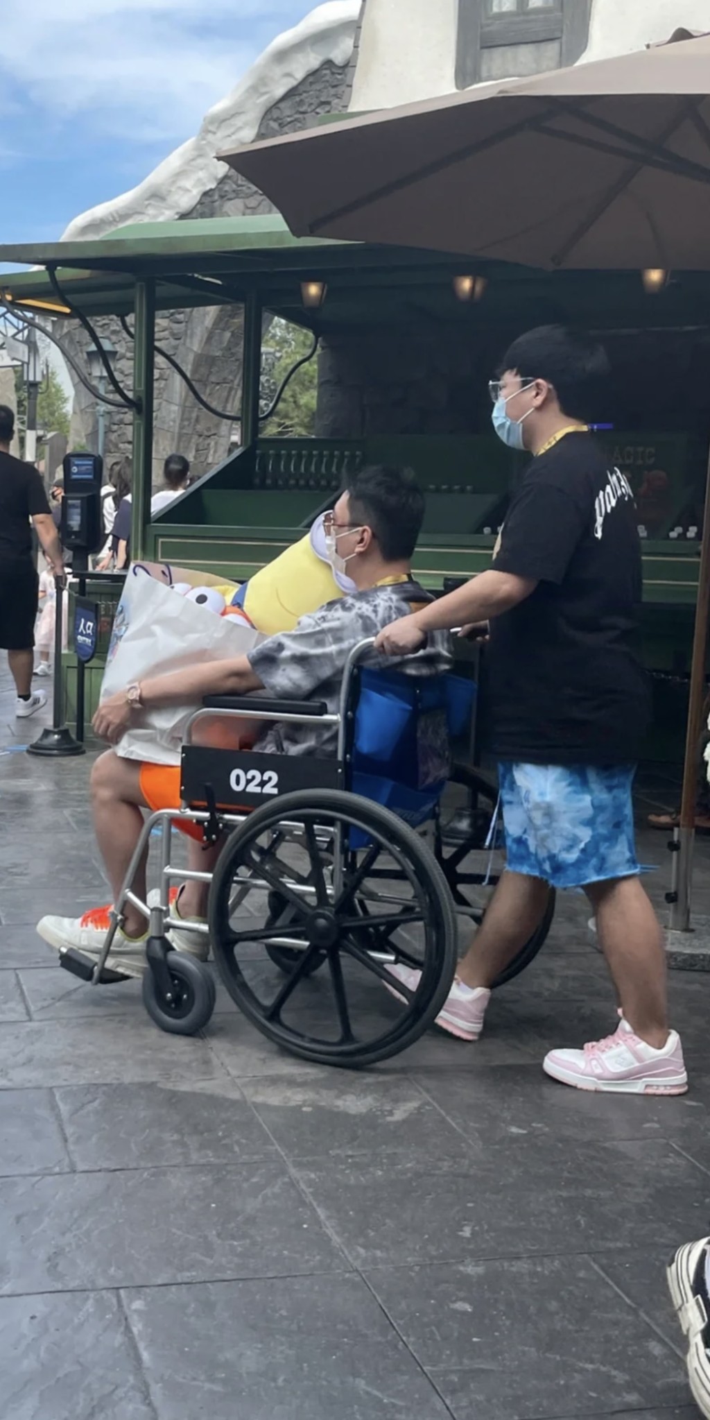 王思聪去主题乐园玩，坐轮椅出入。