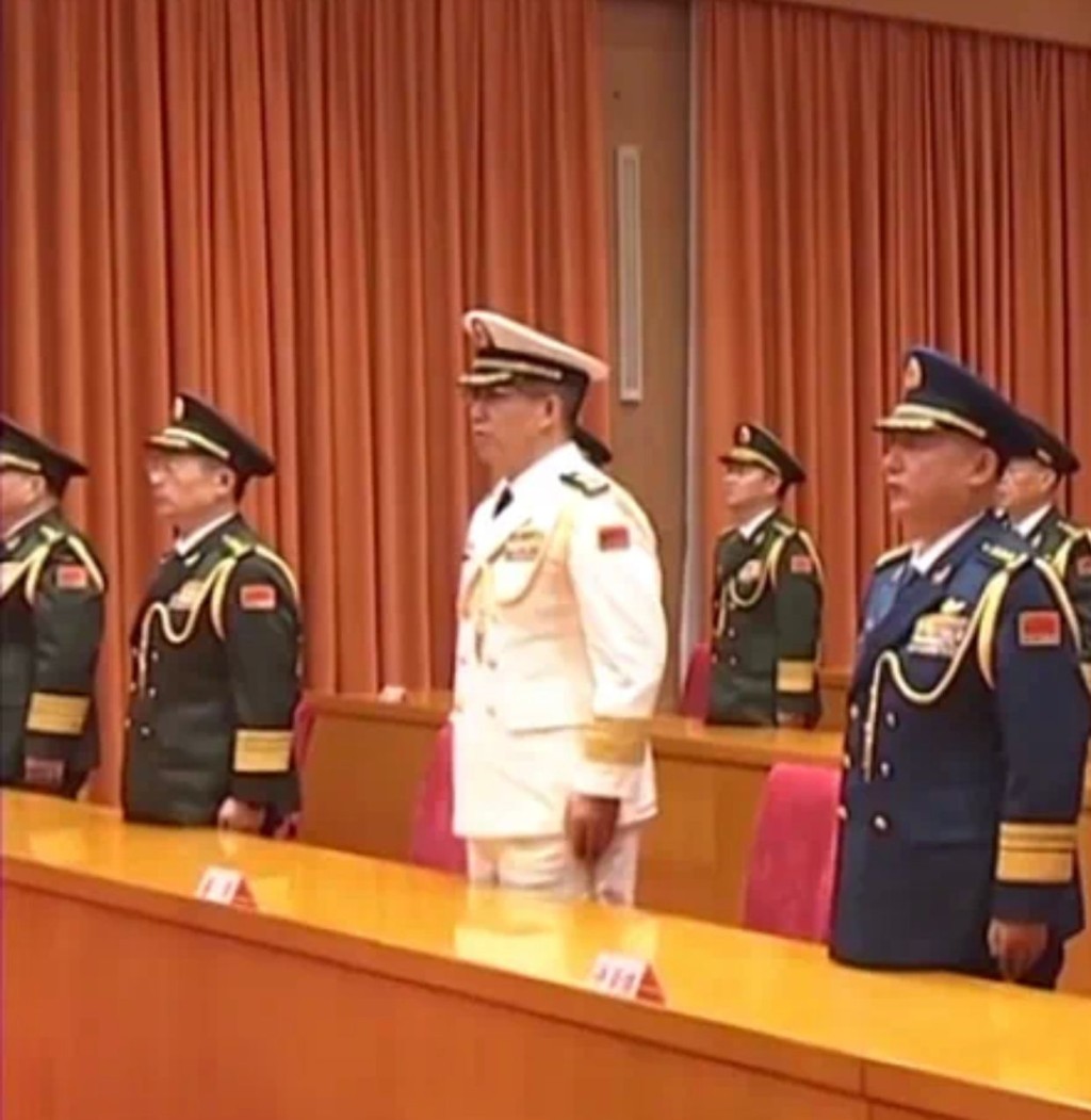 董軍（右2）參加晉升上將軍銜儀式。