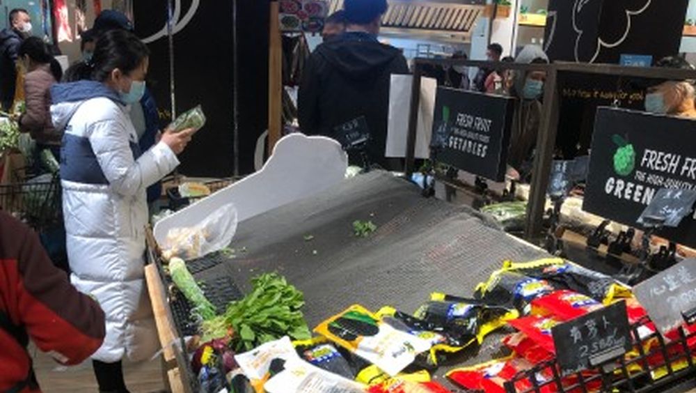 吉林長春全市封閉式管理,每戶每2天1人外出採購,消息傳出後,超市蔬菜等食物出現搶購。
