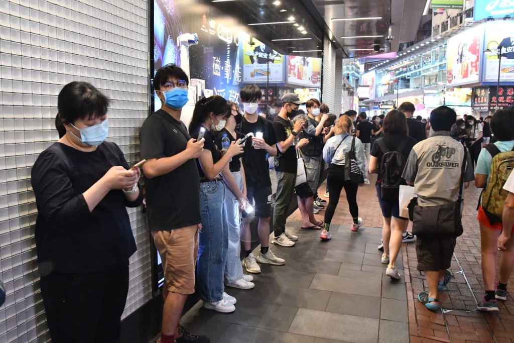 有市民手持烛光在铜锣湾一带悼念。