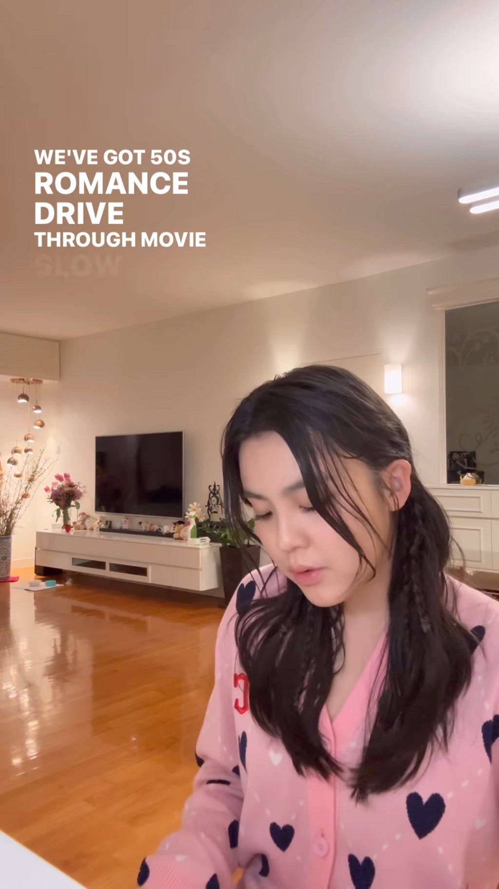 化上精緻妝容的姚焯菲披著公主髮型,身穿印有黑色心心圖案的粉紅色V領毛衣外套,坐在家中客廳自彈自唱,悦耳歌聲餘音繞梁。 化上精緻妝容的姚焯菲披著公主髮型,身穿印有黑色心心圖案的粉紅色V領毛衣外套,坐在家中客廳自彈自唱,悦耳歌聲餘音繞梁。