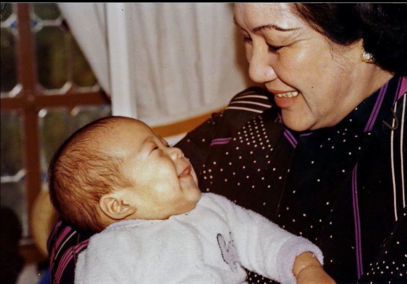 霍啟剛兒時一直與嫲嫲霍呂燕妮同住。