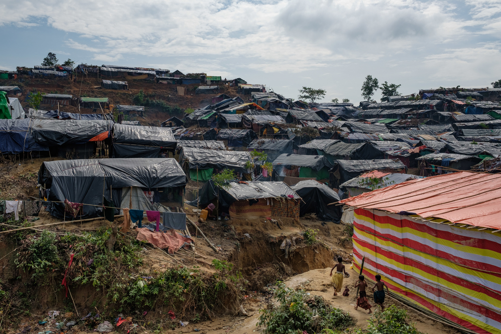 科克斯巴扎爾難民營擠滿由緬甸流亡的羅興亞人，營內建設簡陋，臨時居所由竹枝和布搭建而成。©MSF
