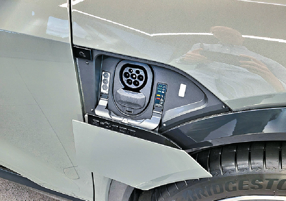 ■車身左右設有慢充及快充插座。