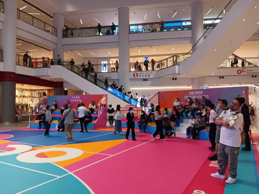 觀眾坐在看台欣賞賽事。