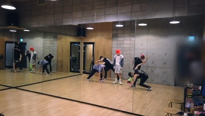 張佑赫曾公開在練習室排舞的片段。