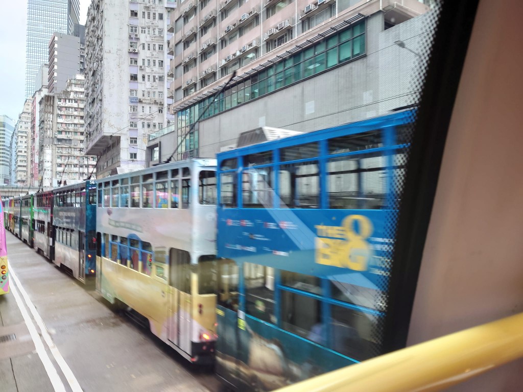 约30辆电车「排长龙」。香港突发事故报料区FB图片